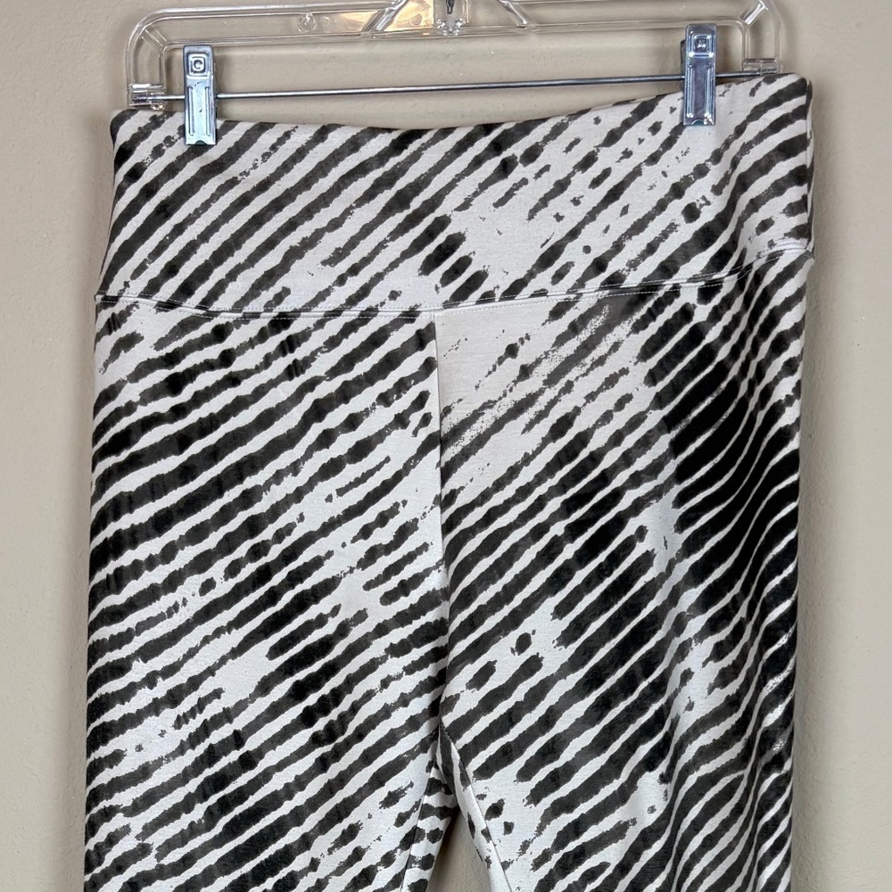 Soft Surroundings Cream/Black/Gray Patterned Skinny Active Pull On Leggings - Picture 2 of 7